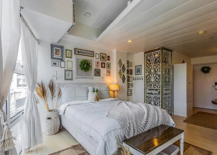 Apartment Eclectic And Parking At Kapitolyo, 10 Mins Bgc Manila