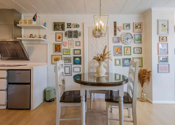 Eclectic And Parking At Kapitolyo, 10 Mins Bgc Apartment